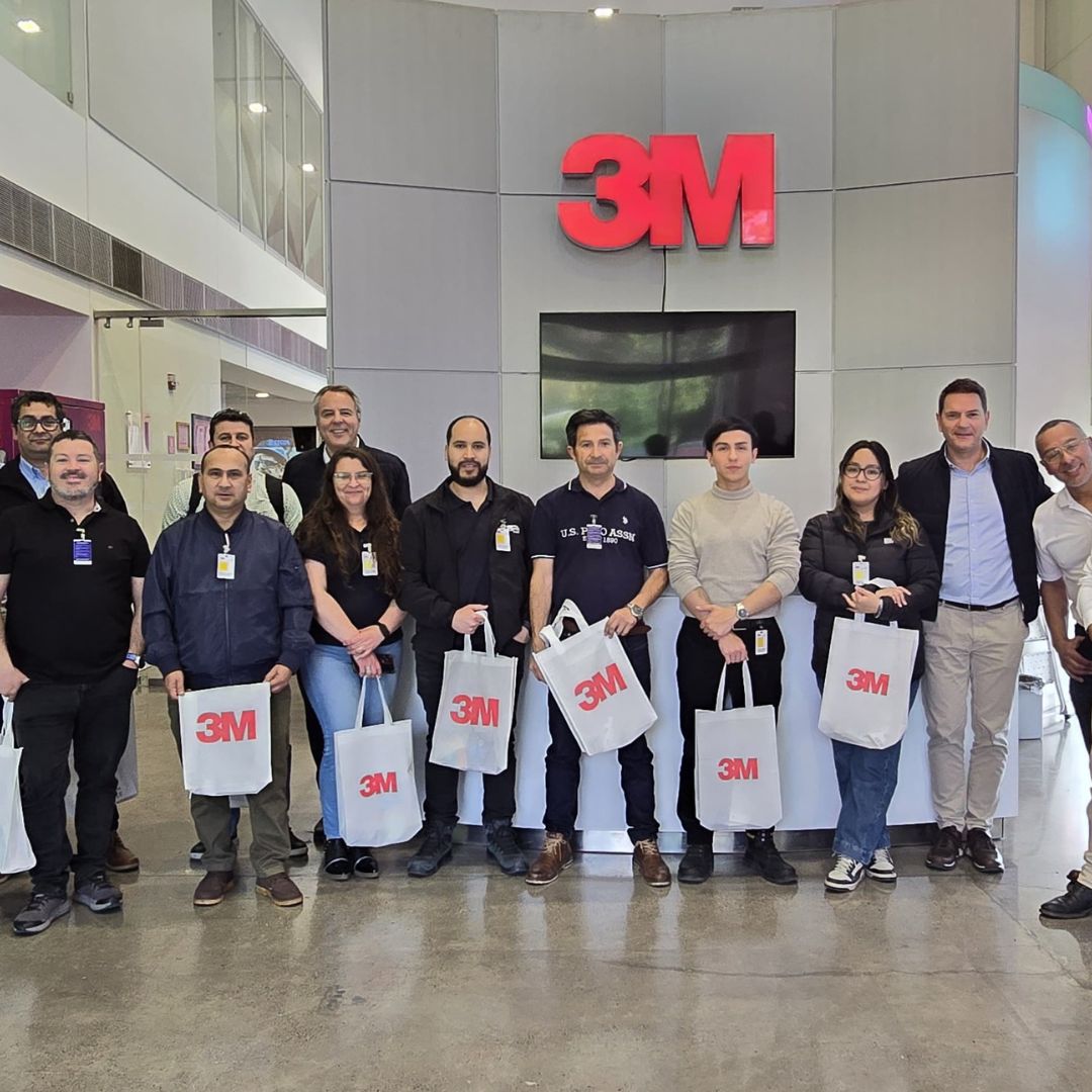 Equipo participante de una actividad corporativa producida por dCero